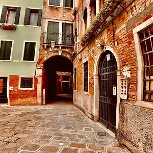 Inn The Wolf House, Venecia